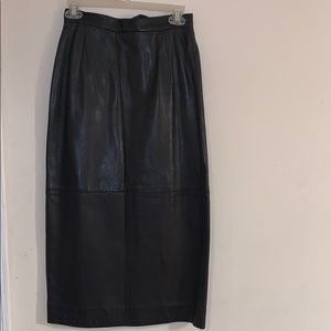 Leather skirt waist 26” hip36” length 31”. Excellent condition!!